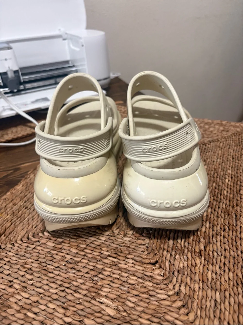 CROCS MEGA CRUSH SANDAL BONE RUBBER COMFORT SHOES SLIP ON CLOGS UNISEX M6 W8